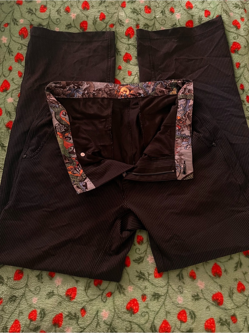 lululemon athletica Men’s pinstripe pants with interior waistband pattern.